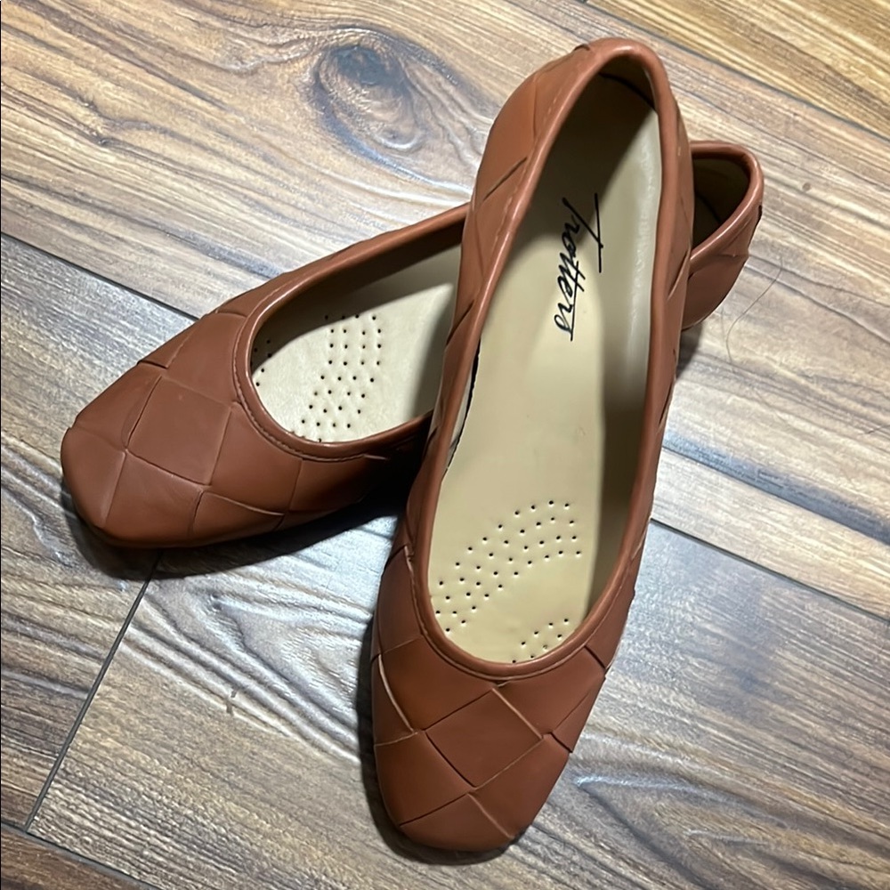 NWT trotters Elegant Brown Woven leather Flats